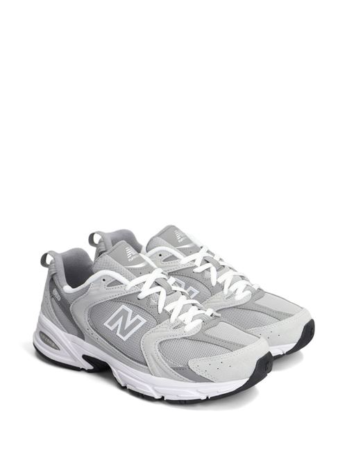 Sneaker grigia di NEW BALANCE caratterizzata da logo laterale a contrasto bianco, suola segmentata e lacci. NEW BALANCE | MR530CKRAINCLOUD